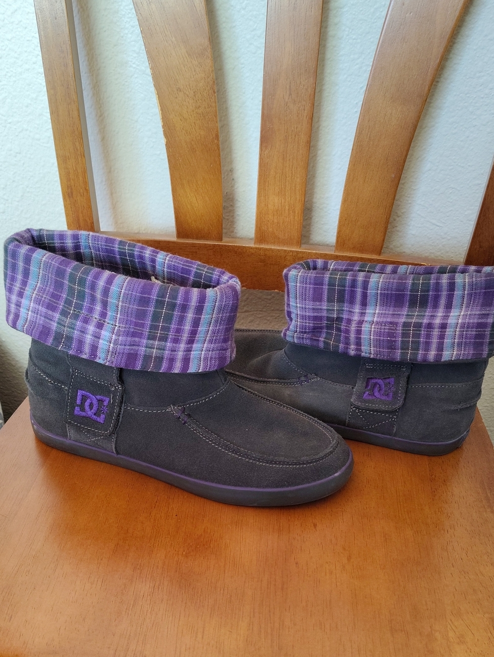 DC Women's Twilight Skate Shoe — Gray Exterior with Purple Plaid Lining